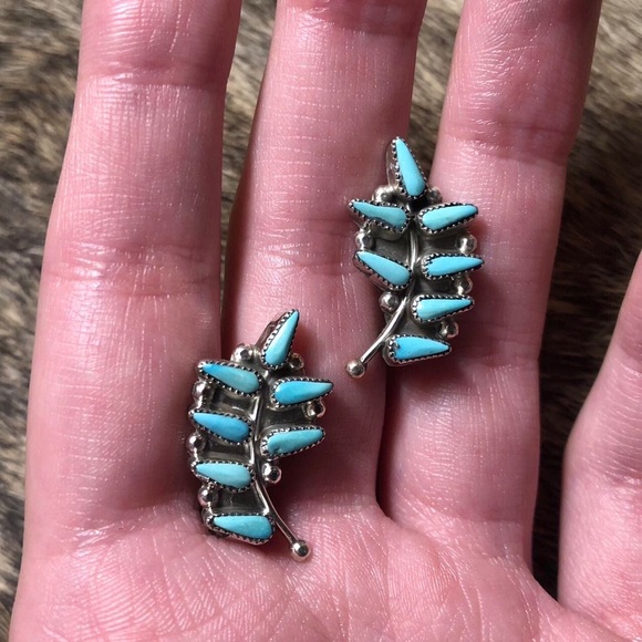 Vintage sterling silver Native American Zuni petit point leaf clip on earrings - Picture 2 of 3